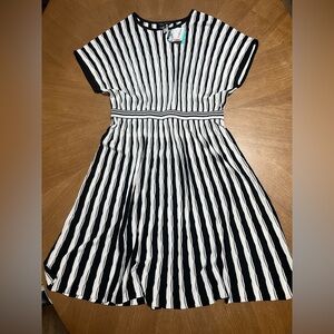 Ming Wang White and Black Striped Empire Waist short Sleeve Dress Size Large